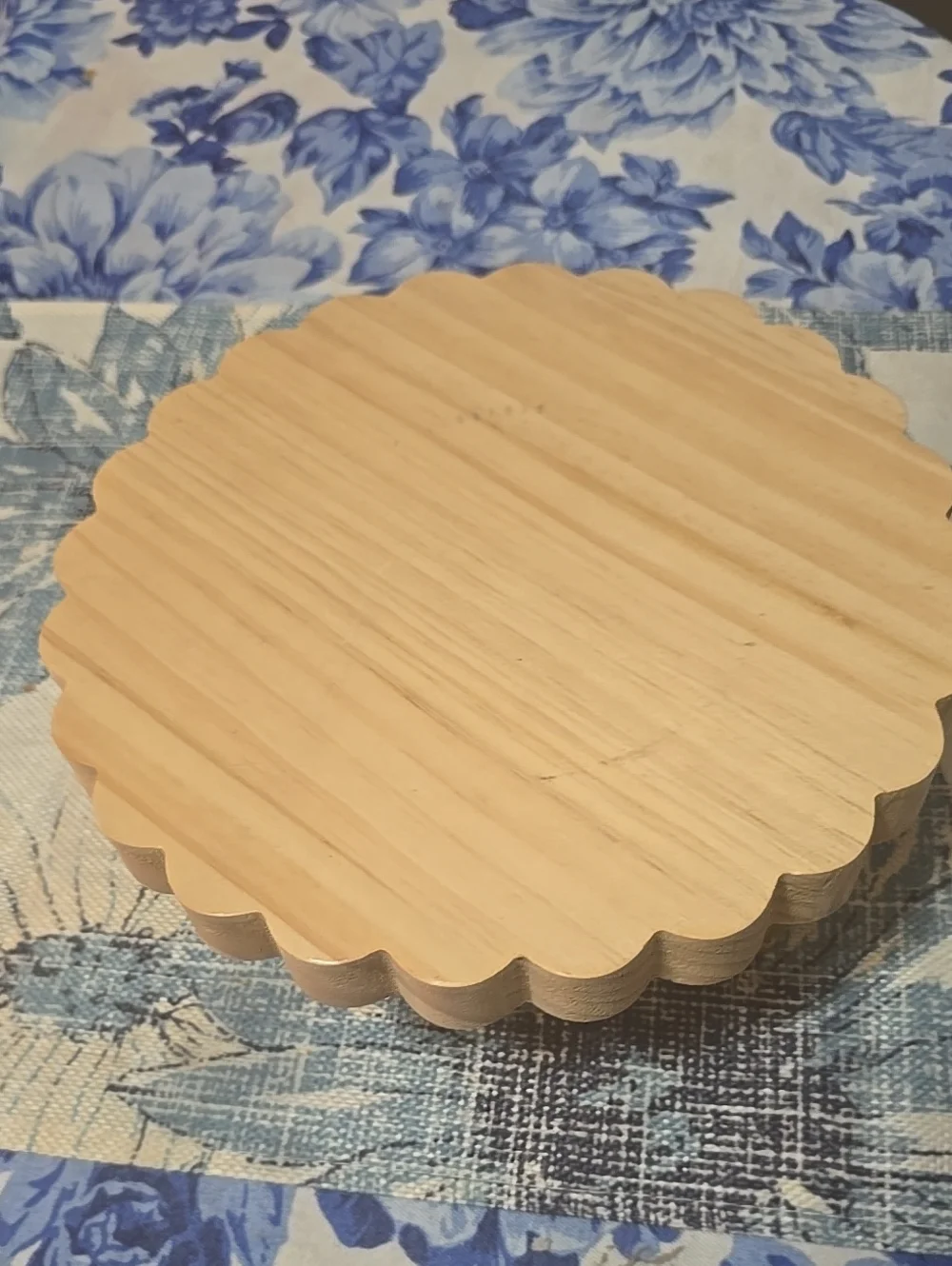 ❤️5/$25 New Scalloped Round Wooden Display Stand - Natural Wood
